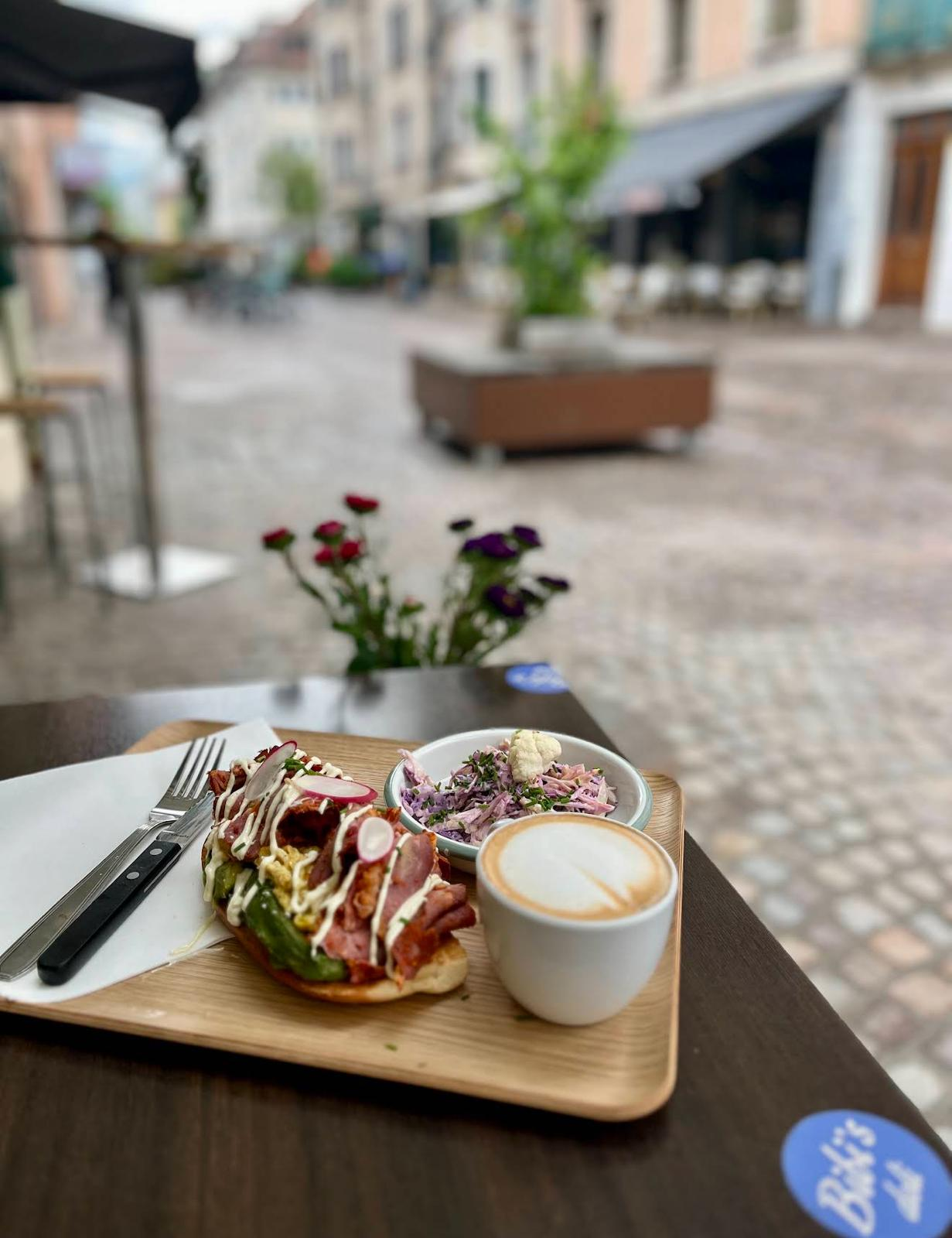 Sandwich M-EGG-RYAN — Œuf dur fermier, salade, pickles, herbes fraîches, Granny Mayo