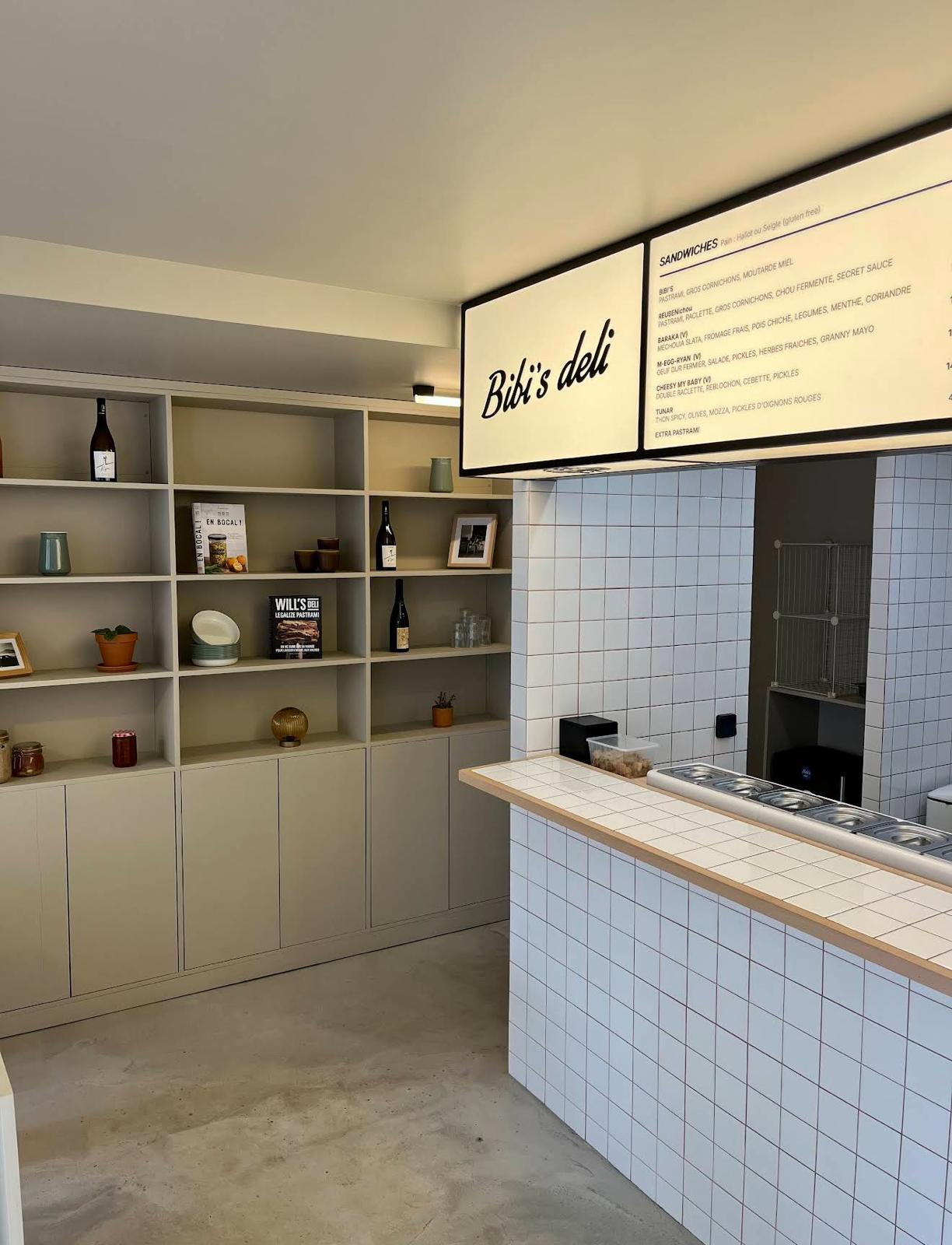 Comptoir et carte des sandwiches à l'intérieur de Bibi's deli