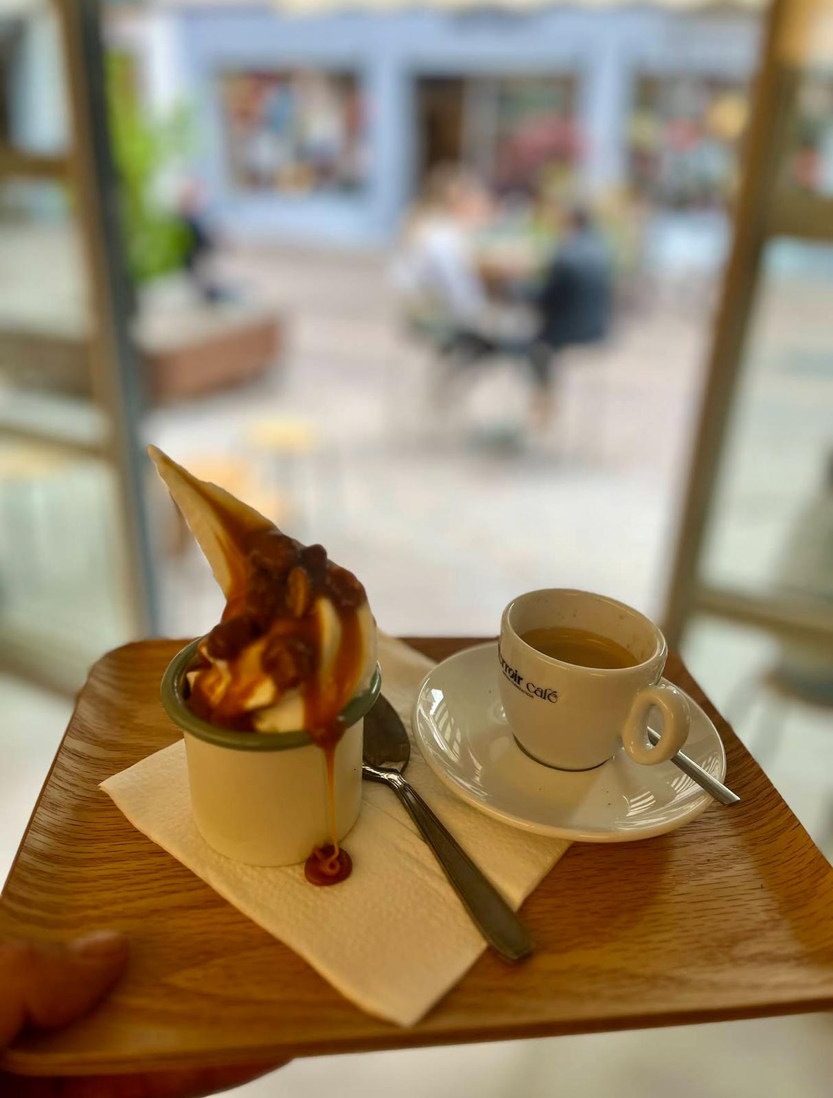 Sunday Chouchou et expresso servis sur un plateau en bois