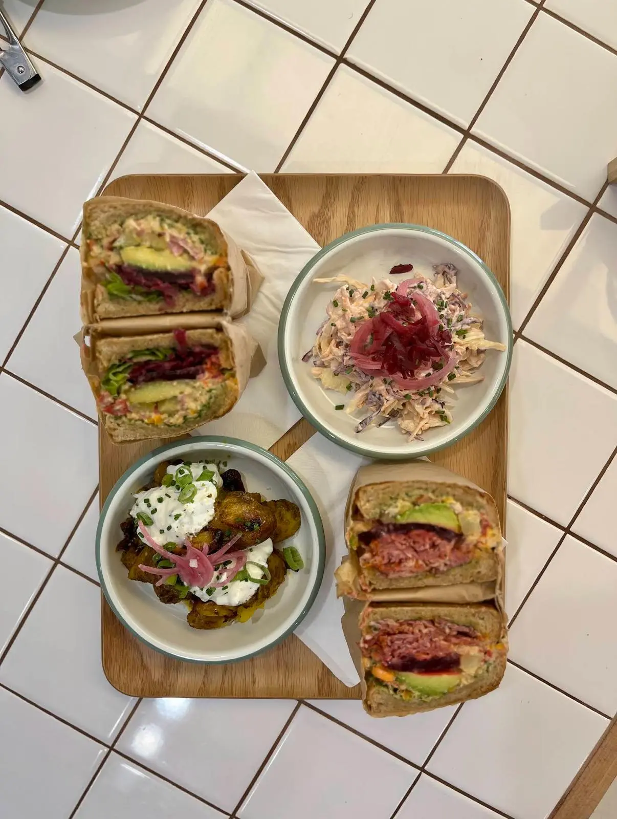 Sandwich REUBENICHOU — Pastrami, raclette, gros cornichon, chou fermenté, sauce secrète